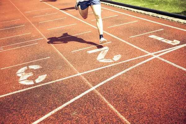 Sportler Auf Laufstrecke — Stockfoto