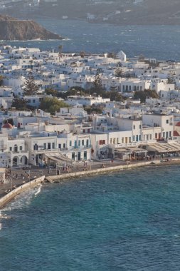 Güneşli bir yaz gününde, Mykonos, Cyclades, Yunanistan 'ın Mykonos kasabasının ünlü yel değirmenleriyle panoramik manzarası 