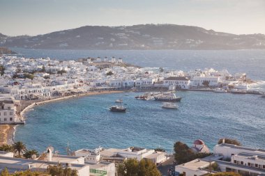 Güneşli bir yaz gününde, Mykonos, Cyclades, Yunanistan 'ın Mykonos kasabasının ünlü yel değirmenleriyle panoramik manzarası 