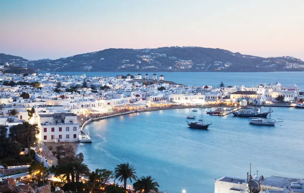 Mykonos şehri üzerinde güzel bir alacakaranlık, Mykonos adası, Cyclades takımadası, Yunanistan