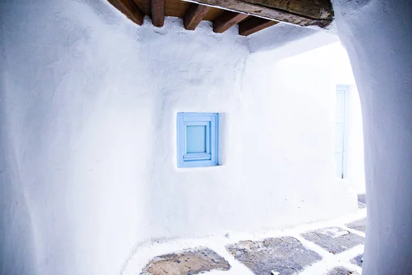 Tradycyjna Wąska Uliczka Mykonos Niebieskimi Drzwiami Białymi Ścianami — Zdjęcie stockowe
