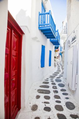 Mykonos 'un geleneksel dar sokaklarında mavi kapılar ve beyaz duvarlar