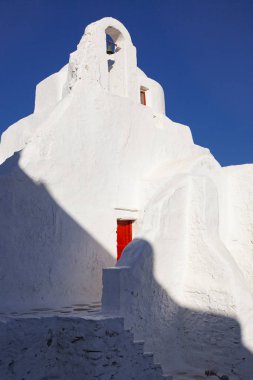 Yunanistan 'ın Mykonos adasındaki 14. yüzyıl Paraportiani Kilisesi