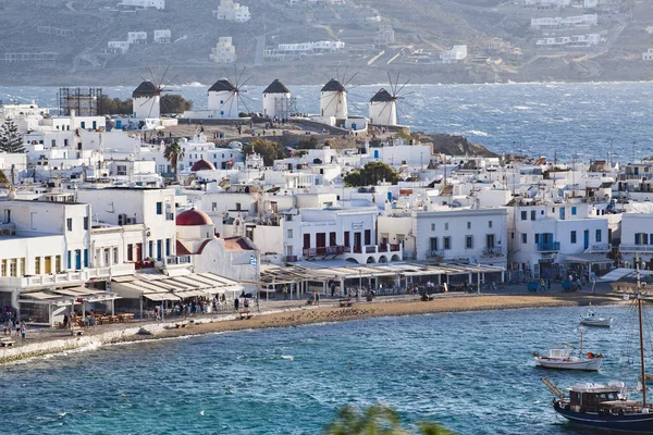 여름날 그리스의 키클라데스에 미코노스에서 들에서 풍차들이 미코노스 항구의 — 스톡 사진