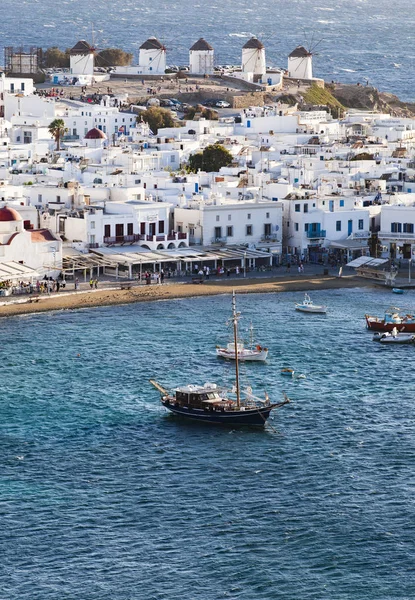 Panorámás Kilátás Nyílik Mykonos Város Kikötő Híres Szélmalmok Fenti Dombok — Stock Fotó