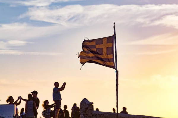 Sylwetki Osób Robiących Zdjęcia Pomocą Smartfonów Flagi Greckiej — Zdjęcie stockowe