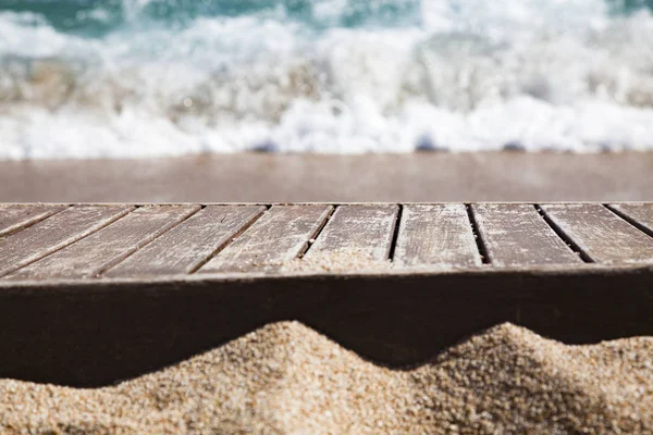 Houten Plank Zand Blauwe Zee Achtergrond — Stockfoto