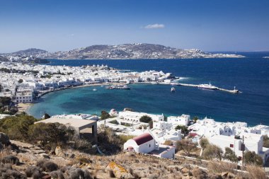 Güneşli bir yaz gününde, Mykonos, Cyclades, Yunanistan 'ın Mykonos kasabasının ünlü yel değirmenleriyle panoramik manzarası