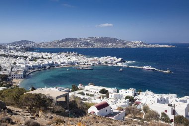 Güneşli bir yaz gününde, Mykonos, Cyclades, Yunanistan 'ın Mykonos kasabasının ünlü yel değirmenleriyle panoramik manzarası
