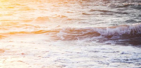 夕日の美しい海の波 ビーチの休日の背景 — ストック写真