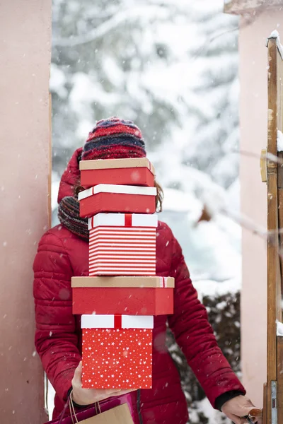 Жінка Повертається Додому Магазинів Тримає Купу Різдвяних Подарункових Коробок — стокове фото