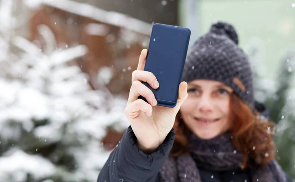 Donna Che Selfie Sulla Neve — Foto Stock