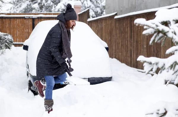 Kobieta Łopatą Czyszcząca Śnieg Zimowa Łopata Usuwanie Śniegu Śnieżycy — Zdjęcie stockowe