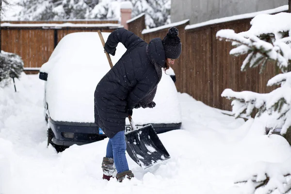 Mulher Com Limpeza Neve Aeound Carro Pás Inverno Removendo Neve — Fotografia de Stock