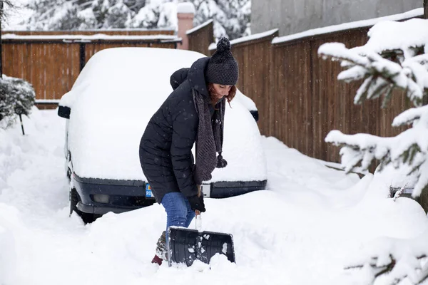 Mulher Com Limpeza Neve Aeound Carro Pás Inverno Removendo Neve — Fotografia de Stock