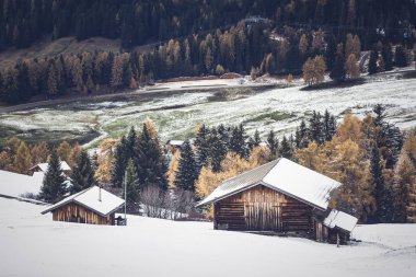 Alpe di Siusi 'deki karlı kış manzarası. Dolomitler, İtalya - kış tatilleri