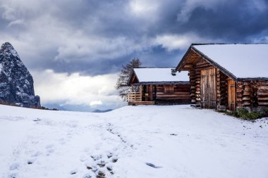 Alpe di Siusi 'deki karlı kış manzarası. Dolomitler, İtalya - kış tatilleri