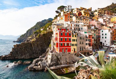 İtalya 'nın Riomaggiore kentindeki Cinque Terre sahili boyunca uzanan renkli evlerin manzarası