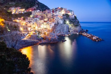 Panorama görünüm Manarola köyün bir gece Cinque Terre La Spezia, İtalya