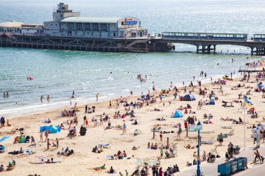Bournemouth, İngiltere - 1 Haziran, 2017: Bournemouth beach iskelesinden ve sahil, Dorset