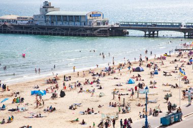 Bournemouth, İngiltere - 1 Haziran, 2017: Bournemouth beach iskelesinden ve sahil, Dorset