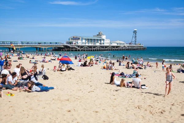 Bournemouth, İngiltere - 1 Haziran, 2017: Bournemouth beach iskelesinden ve sahil, Dorset