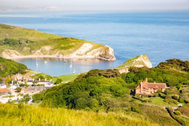 Jurassic Coast Dorset, İngiltere - İngiliz yaz tatil beldesi Lullworth Koyu'nun havadan görünümü 