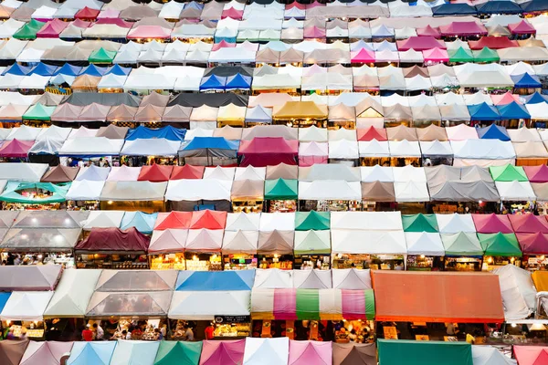 Colorido mercado nocturno de trenes Ratchada, Bangkok, Tailandia — Foto de Stock