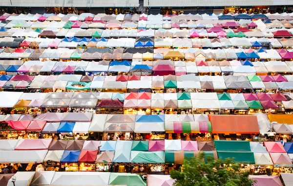 Colorido mercado nocturno de trenes Ratchada, Bangkok, Tailandia — Foto de Stock