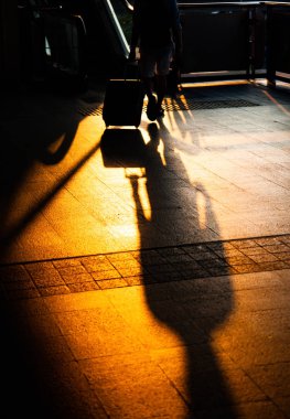 Sabahın erken saatlerinde bir istasyonda banliyö siluetleri