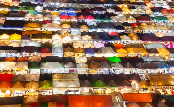 Colorido mercado nocturno de trenes Ratchada, Bangkok, Tailandia — Foto de Stock