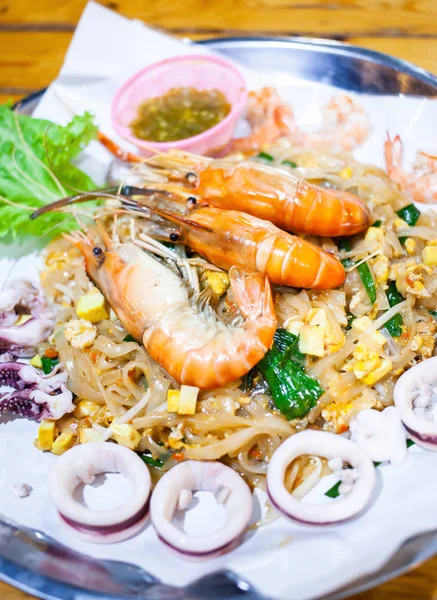 Gran plato de almohadilla fresca tailandesa — Foto de Stock