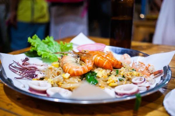 Großer Teller mit frischen thailändischen Pads — Stockfoto
