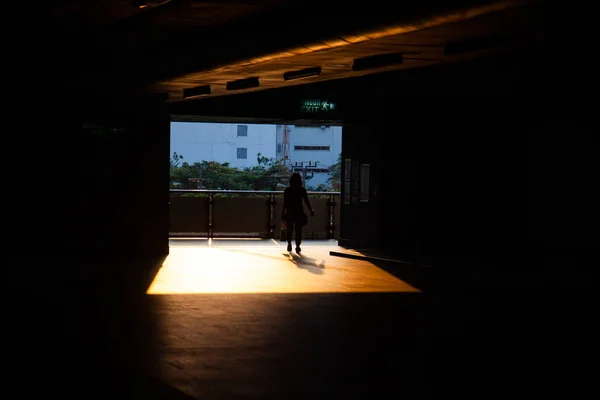 Sabahın erken saatlerinde bir istasyonda banliyö siluetleri — Stok fotoğraf
