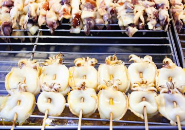 ızgara kalamar ve et topları piyasada Tayland