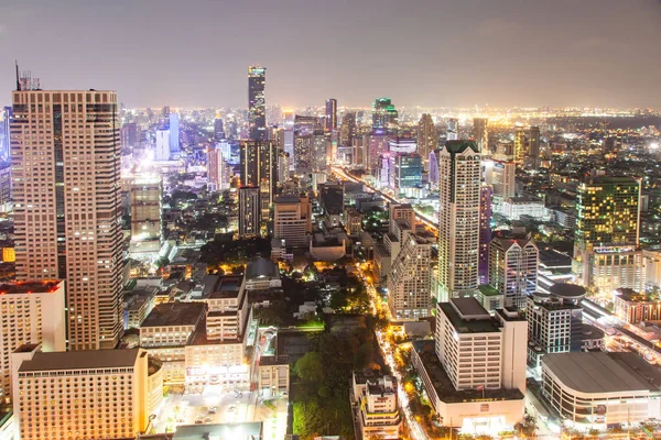 Vista aérea nocturna de los rascacielos de Bangkok Tailandia — Foto de Stock