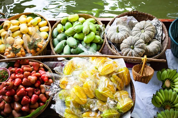 Schwimmender Markt - Blick von oben auf ein Boot voller frischer Früchte im Verkauf — Stockfoto