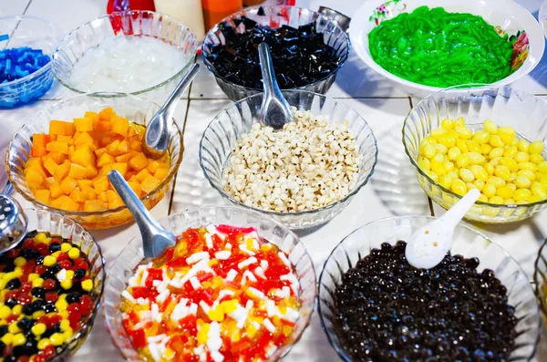 Buntes Streetfood auf dem Markt — Stockfoto