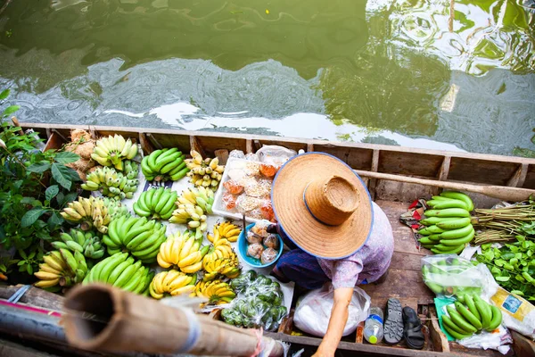 Schwimmender Markt - Blick von oben auf ein Boot voller frischer Früchte im Verkauf — Stockfoto