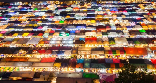 Colorido mercado nocturno de trenes Ratchada, Bangkok, Tailandia — Foto de Stock