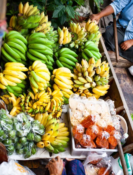 Plovoucí trh - pohled shora na lodi plný čerstvého ovoce na prodej — Stock fotografie