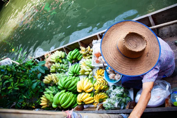Yüzen Pazar - Satılık taze meyve tam teknenin Üstten Görünüm — Stok fotoğraf