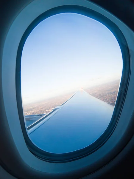 Окно и крыло самолета — стоковое фото