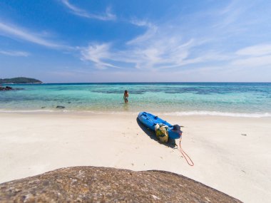 kadınla bir kayık Andaman Denizi, izole bir Beach Koh Lipe