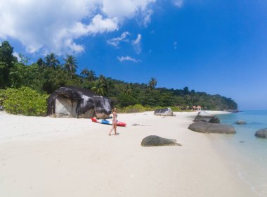 kadınla bir kayık Andaman Denizi, izole bir Beach Koh Adan