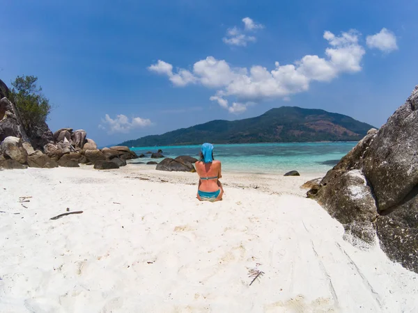 Donna su una spiaggia isolata nel mare delle Andamane, Koh Lipe - solitario trave — Foto Stock