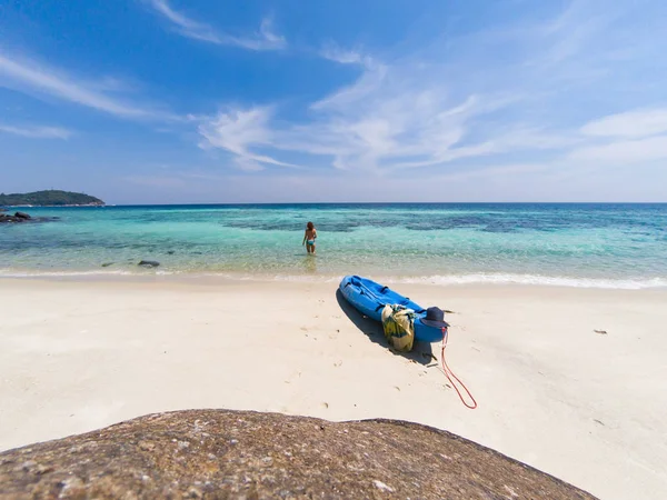 Femme avec un kayak sur une plage isolée dans la mer d'Andaman, Koh Lipe — Photo