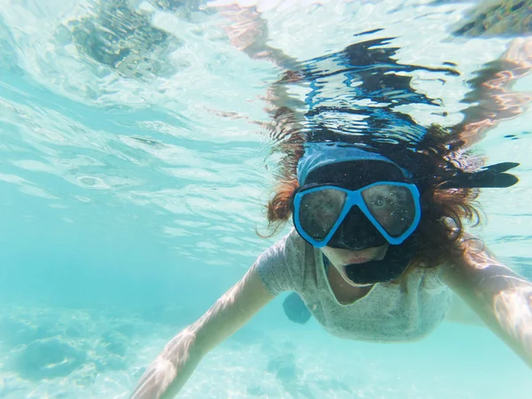 Woman taking an underwater selfie while snorkeling in crystal cl — Stock Photo, Image