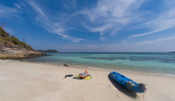 Mulher com um caiaque em uma praia isolada no mar de Andaman, Koh Lipe — Fotografia de Stock