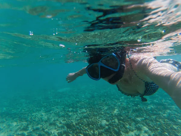 Nő vesz egy víz alatti selfie, míg a snorkeling a crystal cl — Stock Fotó